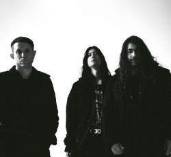 Health: «Διασκεδάζουμε την αντίθεση της σκοτεινής σοβαρότητας και του χιούμορ» 