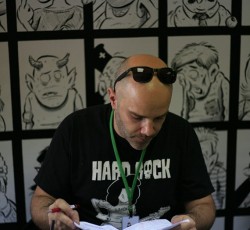 Τάσος Μαραγκός (Tasmar): «Προτιμώ να κλέψεις ένα σχέδιο δικό μου και να φτιάξεις την αφίσα σου παρά να το κάνεις με A.I.»