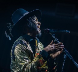 Fantastic Negrito: «Αν νιώθουμε ότι μας αγαπούν, είμαστε καλύτεροι άνθρωποι» 