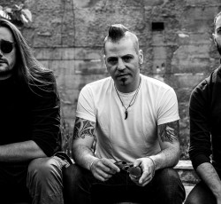 Jacks Full: «Έχουμε επιρροές από άλλες δεκαετίες, αλλά ο ήχος μας είναι του 2025» 