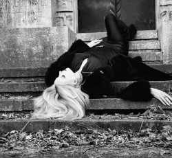 Lucifer: «Είμαι μια καταραμένη χίπισσα που αγαπά πολύ τον διάβολο!»