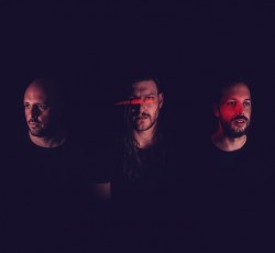 Playgrounded: «Ακόμα και στο πιο πηχτό σκοτάδι, αναζητούμε το παράθυρο διαφυγής» 