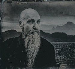 Steve Von Till: «Κοιτώντας το σκοτάδι στα μάτια, βρίσκουμε κοινότητα»