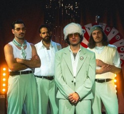 Vianova: «Μερικές φορές οι δαίμονές σου είναι απλώς να πληρώνεις τους λογαριασμούς» 