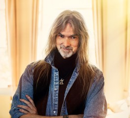 Arjen Lucassen: «Είναι ΟΚ να θες να αλλάξεις κατεύθυνση στη ζωή, είτε ο κόσμος τελειώνει σε πέντε μήνες είτε σε 50 χρόνια»