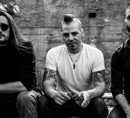 Jacks Full: «Έχουμε επιρροές από άλλες δεκαετίες, αλλά ο ήχος μας είναι του 2025»