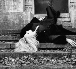 Lucifer: «Είμαι μια καταραμένη χίπισσα που αγαπά πολύ τον διάβολο!»