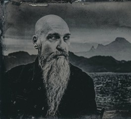 Steve Von Till: «Κοιτώντας το σκοτάδι στα μάτια, βρίσκουμε κοινότητα»