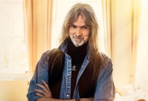 Arjen Lucassen: «Είναι ΟΚ να θες να αλλάξεις κατεύθυνση στη ζωή, είτε ο κόσμος τελειώνει σε πέντε μήνες είτε σε 50 χρόνια»
