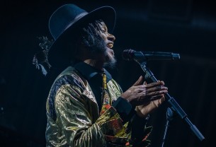 Fantastic Negrito: «Αν νιώθουμε ότι μας αγαπούν, είμαστε καλύτεροι άνθρωποι»