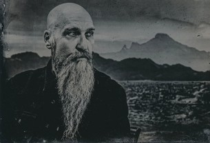 Steve Von Till: «Κοιτώντας το σκοτάδι στα μάτια, βρίσκουμε κοινότητα»