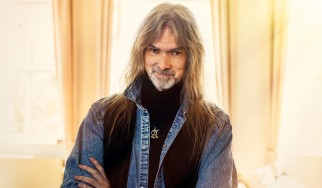 Arjen Lucassen: «Είναι ΟΚ να θες να αλλάξεις κατεύθυνση στη ζωή, είτε ο κόσμος τελειώνει σε πέντε μήνες είτε σε 50 χρόνια»