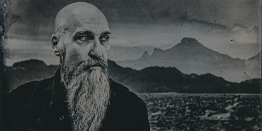 Steve Von Till: «Κοιτώντας το σκοτάδι στα μάτια, βρίσκουμε κοινότητα»