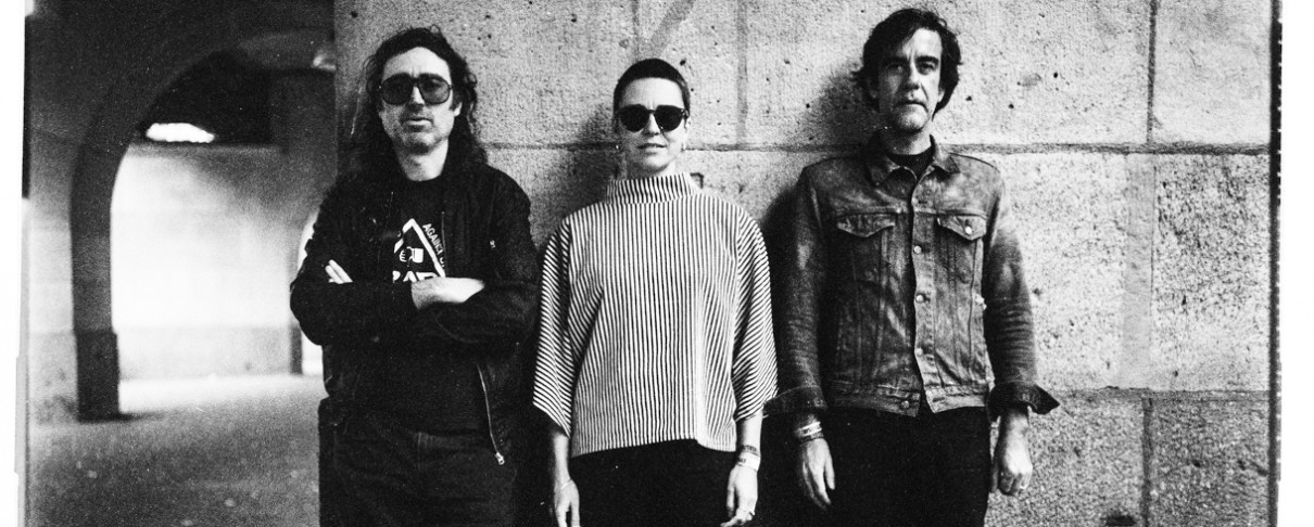 A Place To Bury Strangers: «Στις ζωντανές μας εμφανίσεις πραγματικά παλεύουμε για τη ζωή μας»