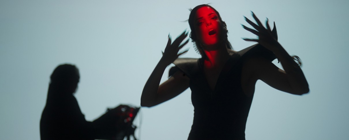 Marva Von Theo: «Η τέχνη δεν μπορεί να αλλάξει μία κατάσταση, ή υπνωτίζει ή κινητοποιεί»