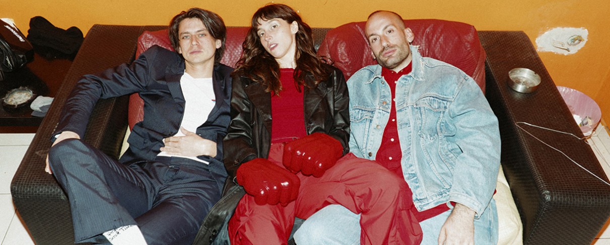 Violet76 - Is That Horror?: «Δεν προσπαθούμε να φτιάξουμε μια "σωστή" συναυλία ή μια "καθαρή" χορογραφία»