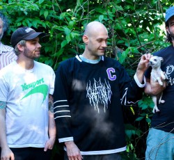 Chat Pile: «Όταν όλα είναι φρικτά, το χιούμορ είναι ο μόνος τρόπος να αντέξεις» 