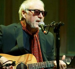 Nine Below Zero: «Είναι επώδυνο να τραγουδάς κάποιους παλιούς στίχους σήμερα» 