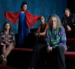 Ozric Tentacles: «Το να παίζεις νέες μουσικές ζωντανά είναι τρομακτικό» 