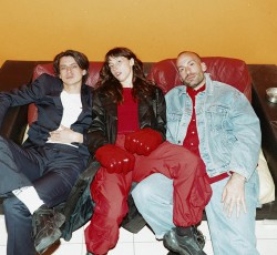 Violet76 - Is That Horror?: «Δεν προσπαθούμε να φτιάξουμε μια "σωστή" συναυλία ή μια "καθαρή" χορογραφία» 