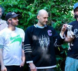 Chat Pile: «Όταν όλα είναι φρικτά, το χιούμορ είναι ο μόνος τρόπος να αντέξεις»