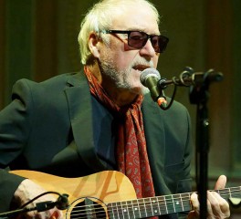 Nine Below Zero: «Είναι επώδυνο να τραγουδάς κάποιους παλιούς στίχους σήμερα»