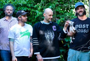 Chat Pile: «Όταν όλα είναι φρικτά, το χιούμορ είναι ο μόνος τρόπος να αντέξεις»