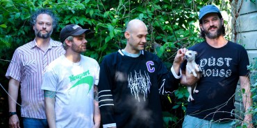 Chat Pile: «Όταν όλα είναι φρικτά, το χιούμορ είναι ο μόνος τρόπος να αντέξεις»