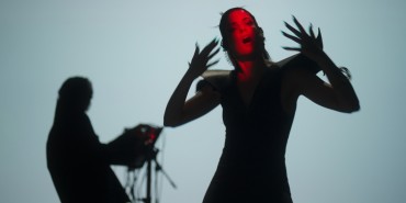 Marva Von Theo: «Η τέχνη δεν μπορεί να αλλάξει μία κατάσταση, ή υπνωτίζει ή κινητοποιεί»