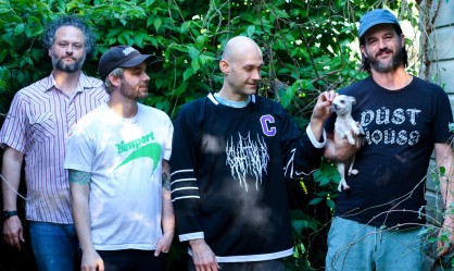 Chat Pile: «Όταν όλα είναι φρικτά, το χιούμορ είναι ο μόνος τρόπος να αντέξεις»