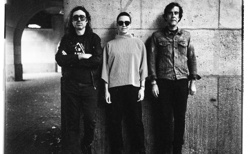 A Place To Bury Strangers: «Στις ζωντανές μας εμφανίσεις πραγματικά παλεύουμε για τη ζωή μας»