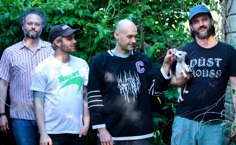 Chat Pile: «Όταν όλα είναι φρικτά, το χιούμορ είναι ο μόνος τρόπος να αντέξεις»