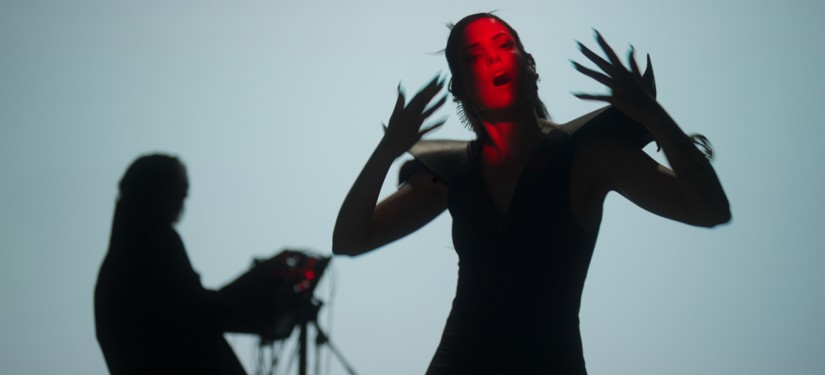 Marva Von Theo: «Η τέχνη δεν μπορεί να αλλάξει μία κατάσταση, ή υπνωτίζει ή κινητοποιεί»