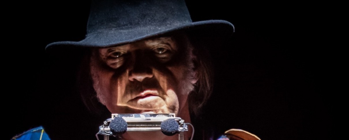 Ο Neil Young στο πλευρό «ινδιάνων» διαδηλωτών