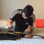 Κιθαρίστας ξαναμαθαίνει κιθάρα αφότου χάνει και τα τέσσερα μέλη του (video)