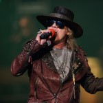 Ο Axl Rose απαντάει σε ερωτήσεις παπαράτσι (video)