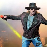 O Axl Rose παρουσιάζει ομοίωμα του Tramp σε συναυλία στο Μεξικό και προσκαλεί fans στη σκηνή