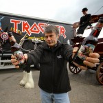 Ο Bruce Dickinson σερβίρει μπύρα σε τοπική pub!