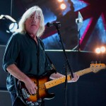 O Angus Young αποχαιρετά επί σκηνής τον Cliff Williams