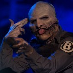 Ο Corey Taylor πετάει στο έδαφος κινητό μέλους του κοινού