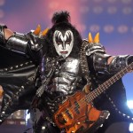 Τούμπα του Gene Simmons επί σκηνής (video)