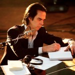 O Nick Cave (ξανα)βρίσκει τον εαυτό του μέσα από το σκοτάδι