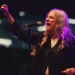 H Patti Smith και Michael Stipe τραγουδούν για τα θύματα της πυρκαγιάς του Oakland