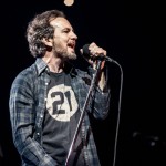 «Έι, κύριος! Πάρε το δάχτυλό σου από το πρόσωπο της γυναίκας και δίνε του!» 