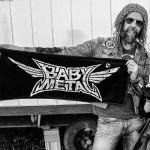 «Είναι καλά παιδιά που περιοδεύουν. Εσύ τί άλλο κάνεις έκτος του να είσαι ένας γκρινιάρης σκατόγερος;»