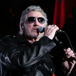 Ο Roger Waters υπογράφει χρησιμοποιώντας ονόματα μεγάλων μουσικών της jazz