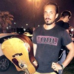 Oπαδός των Tool σταματά με την κιθάρα του τρομοκράτη στο Τελ Αβίβ!
