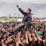 Fan των NOFX κάνει crowd surf με το αναπηρικό καροτσάκι του