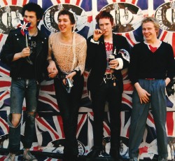 Αναμνηστικά των Sex Pistols παραδίδονται στις φλόγες 