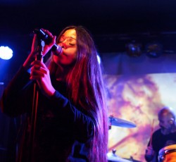 Ακούστε σε πρώτη μετάδοση το νέο τραγούδι "Here Comes" των Universe217 